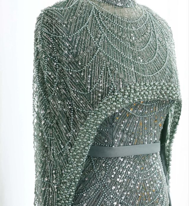 Vestido verde água modesto elegante.
