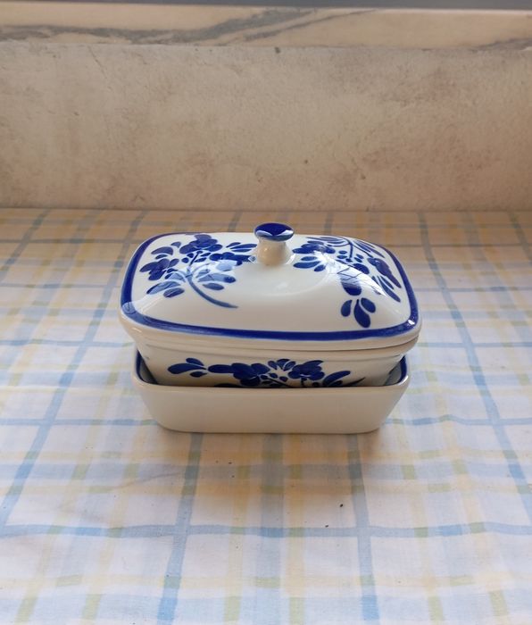 Manteigueira em porcelana