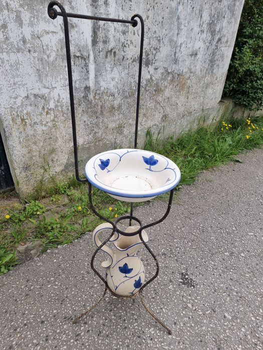 Lavatório antigo em ferro forjado