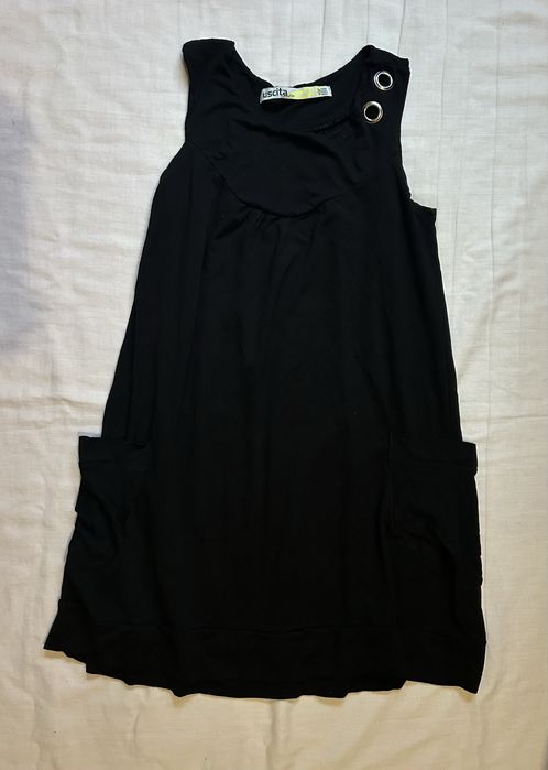 Vestido curto com bolsos.