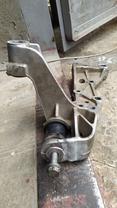 Кронштейн правый 1K0199296E (VW) переднего подрамника VW GOLF PLUS 5