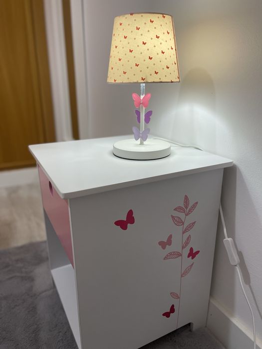Mesa de cabeceira mais candeeiro borboletas ( preço dos 2 )