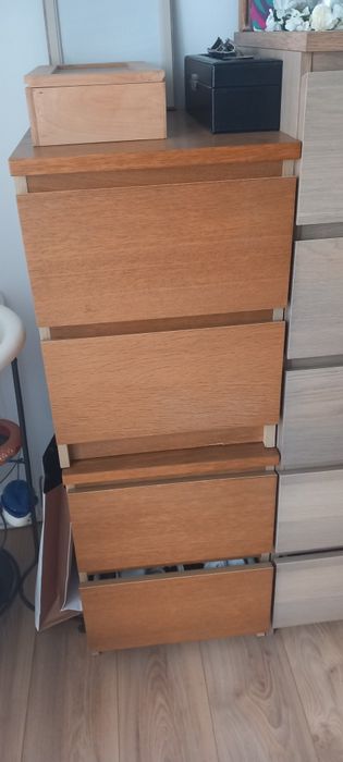 Vendo duas mesas de cabeira em pinho mel usadas mas muito bem estimada