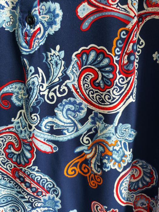 Lekka granatowa sukienka z paskiem Quiosque 42 (40) wzór paisley