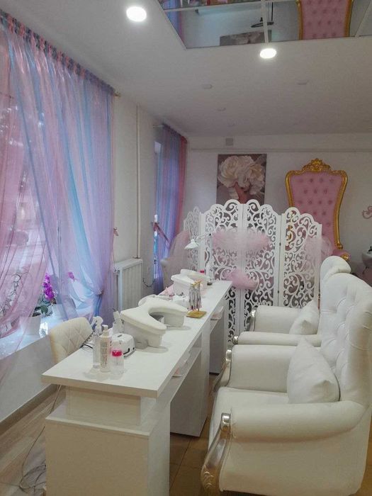 Здам робочі місця в оренду в салоні краси.