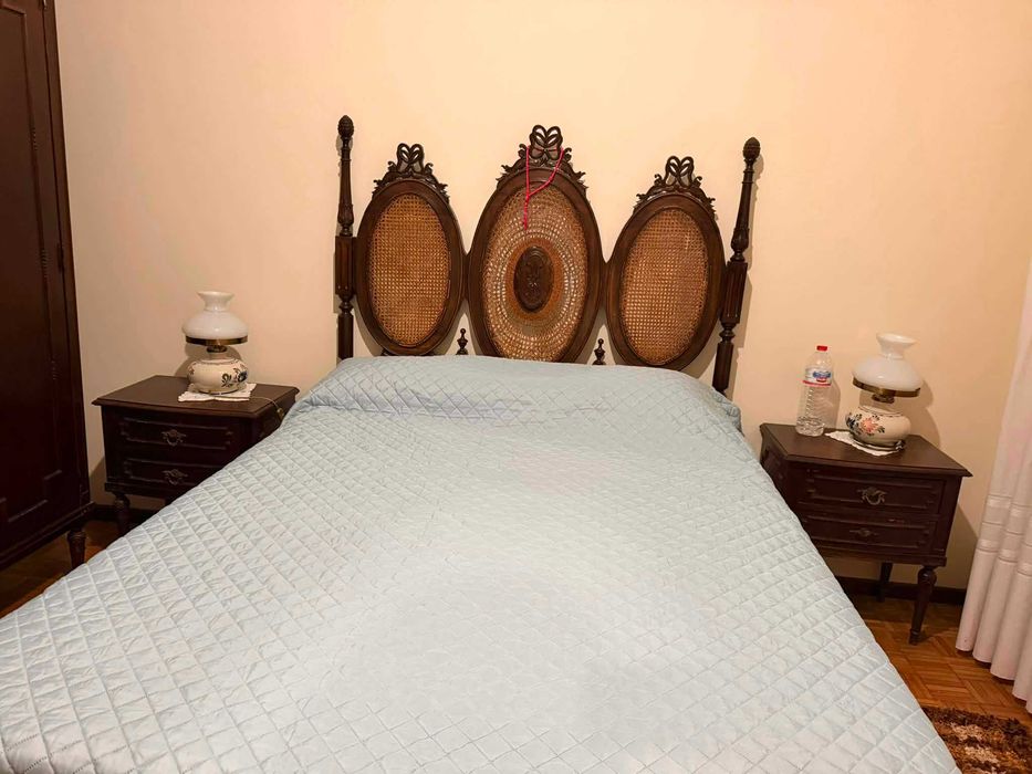 Quarto de casal antigo mas bom estado