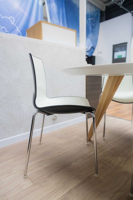 Stół okrągły do jadalni z krzesłami