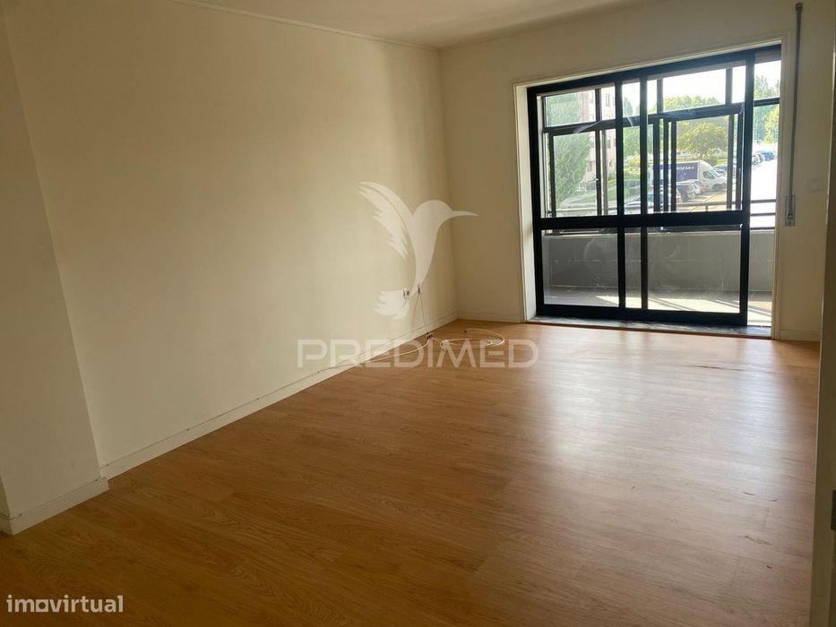 Arrenda-se T2 remodelado com garagem em Montes Burgos