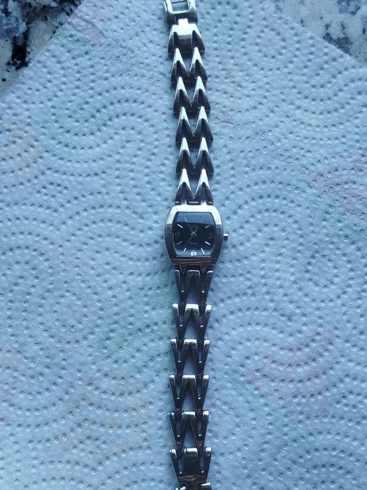 Vendo relógio de senhora  com bracelete metálica em bom estado. Tem pilha nova e funciona muito bem.