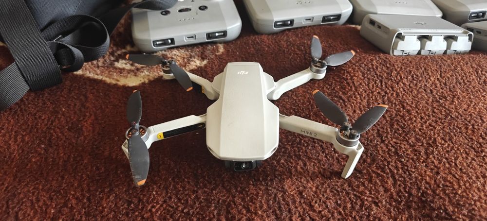 Продам DJI mini полностью рабочий зарядный хаб пульты рабочие по вопросам в личку