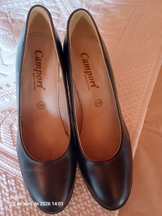 Sapatos pretos de senhora