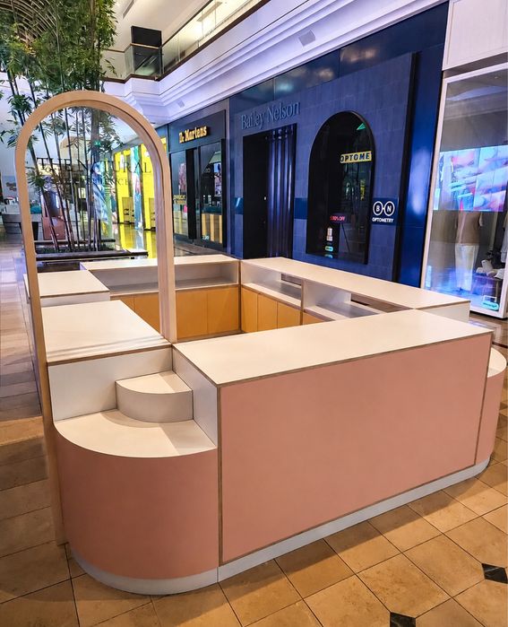 Quiosques comerciais e mobiliário