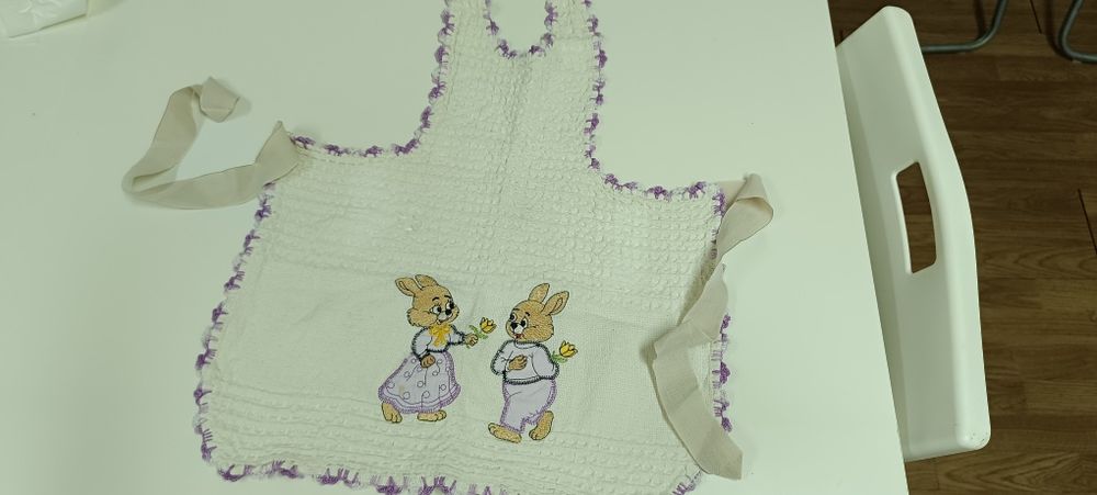 Avental para criança com aplicação bordada. Usado