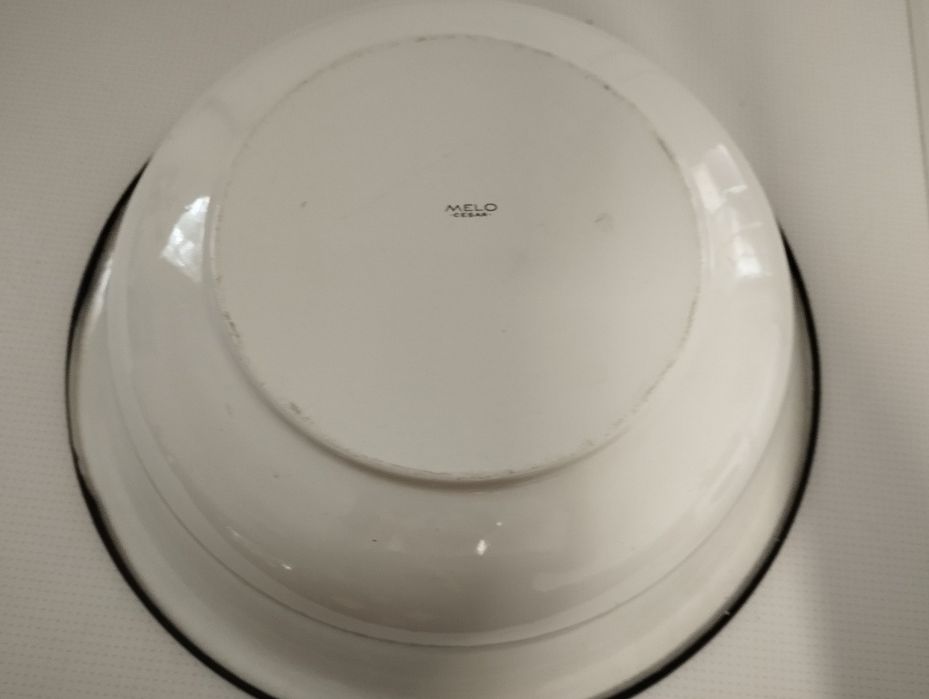 Bacia antiga em esmalte