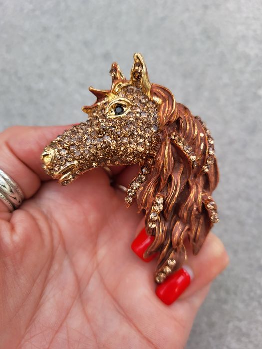 Broszka ozdobna koń