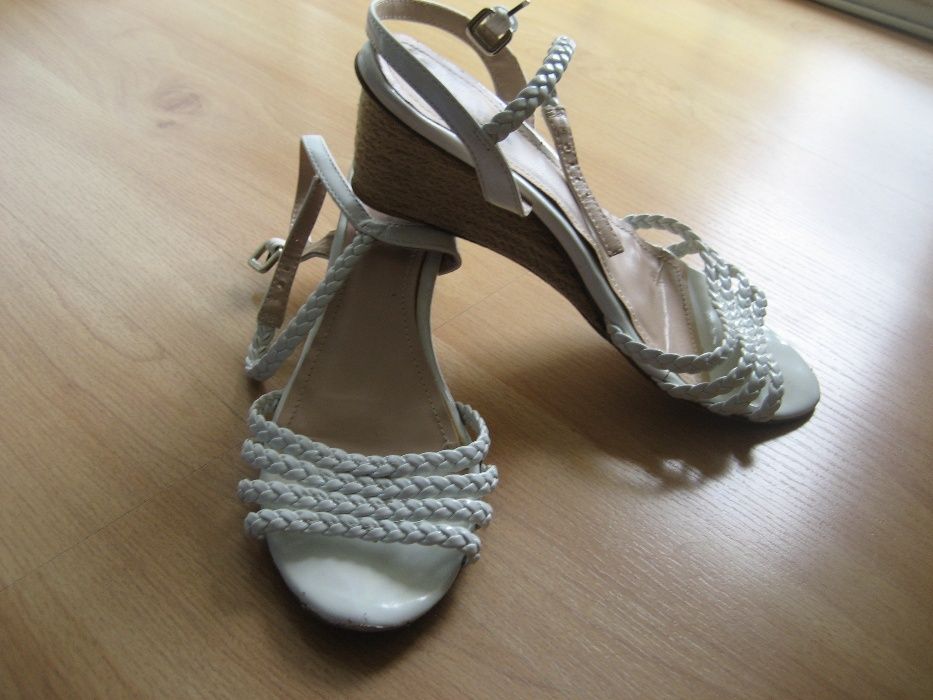 Centro - ładne plecione sandałki na koturnie 37,5