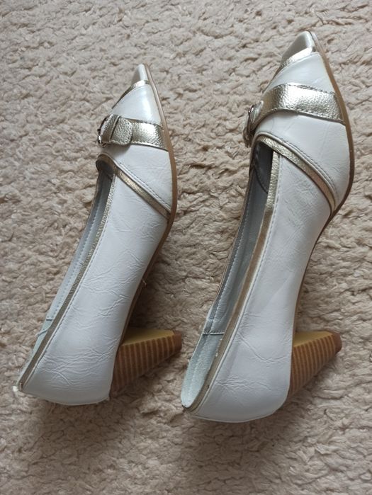 Buty białe ze srebrnym paskiem