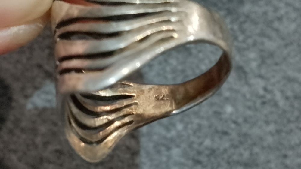 Srebrny pierścień ciekawy wzór