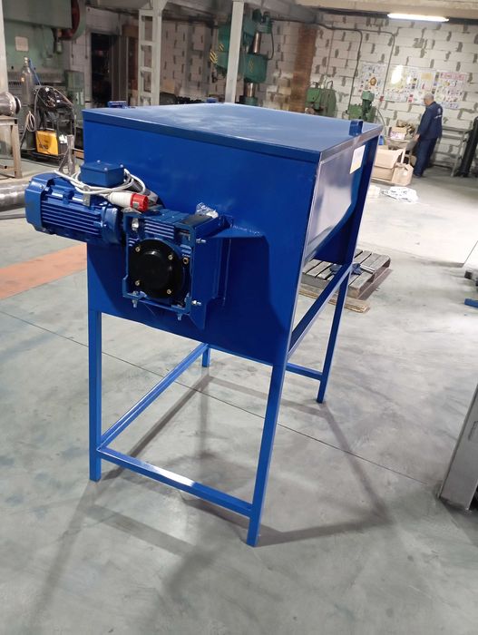 Змішувач кормів, сумішей,кормозмішувач горизонтальний