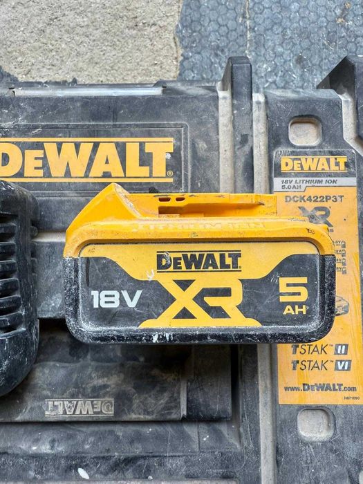 Kit 2 baterias DEWALT com carregador XR 12V - 18V / 5AH