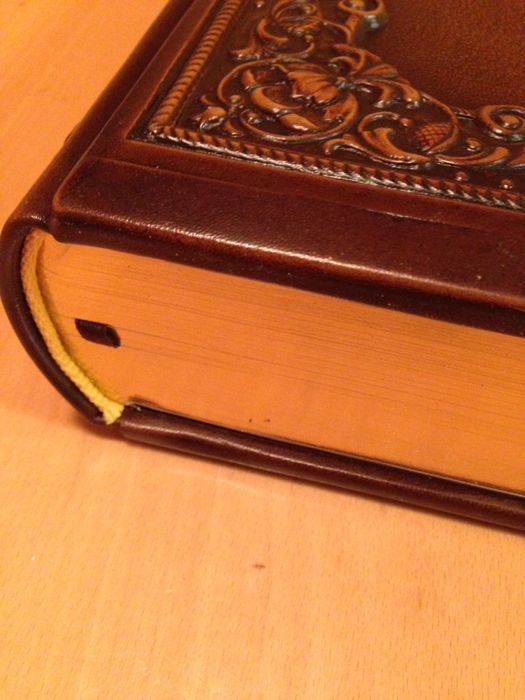 Библия с гравюрами Гюстава Доре.