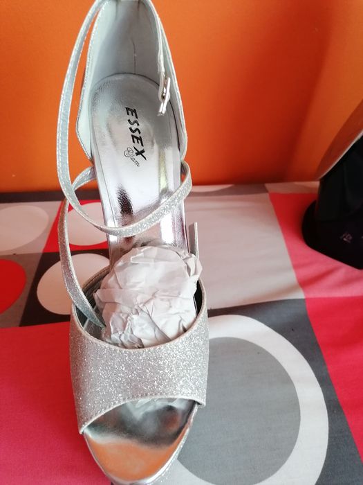 Buty srebrne na koturnie