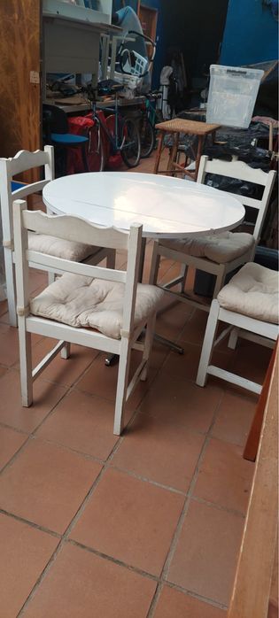 Mesa de cozinha com cadeiras