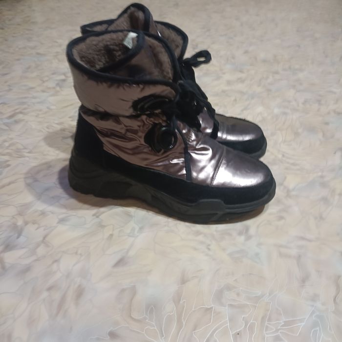 Продам теплые зимние ботинки