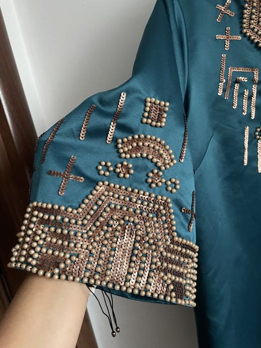 Nowa Vivikes satynowa sukienka z bogatym zdobieniem etno boho