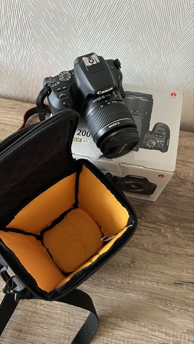 Фотоапарат Canon EOS 200D