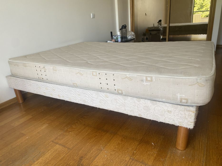 Cama de casal com base e colchão – 140x195cm