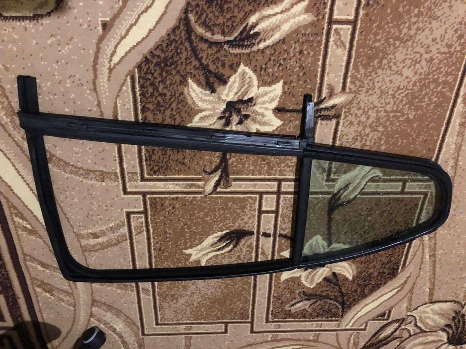 Форточка задней правой двери с уплотнителем Skoda Octavia A5