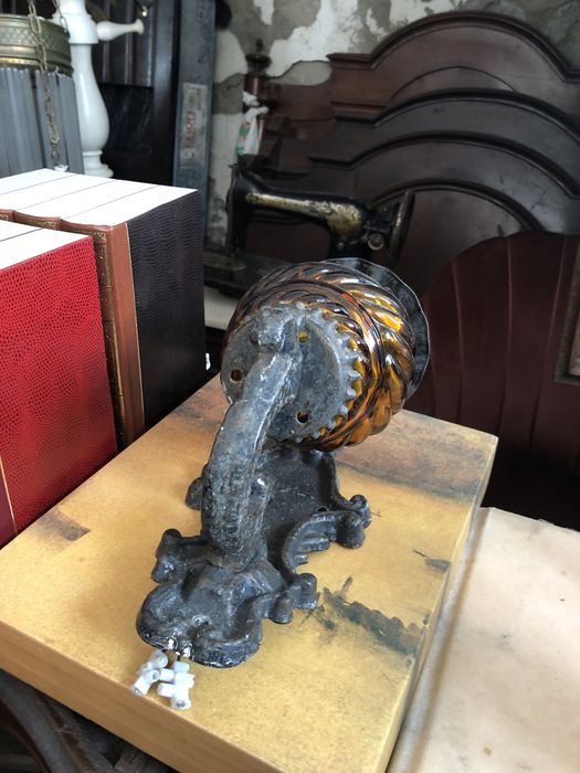 Aplique em ferro e vidro