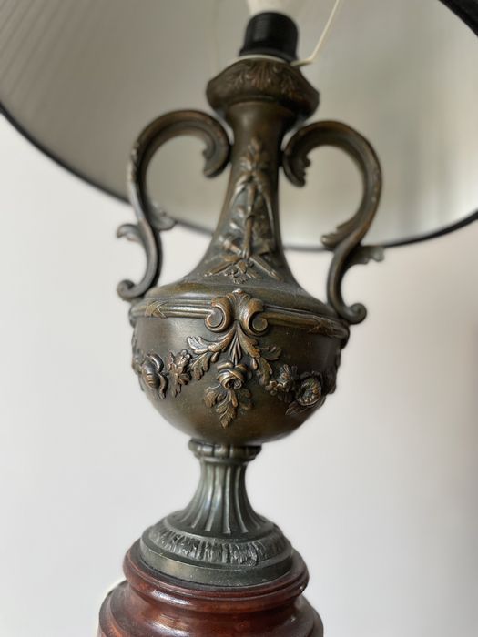 Piękna lampa stojąca ozdoba każdego wnętrza