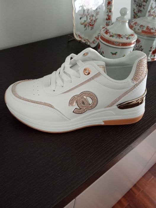 Sapatilhas douradas e brancas 38 NOVAS