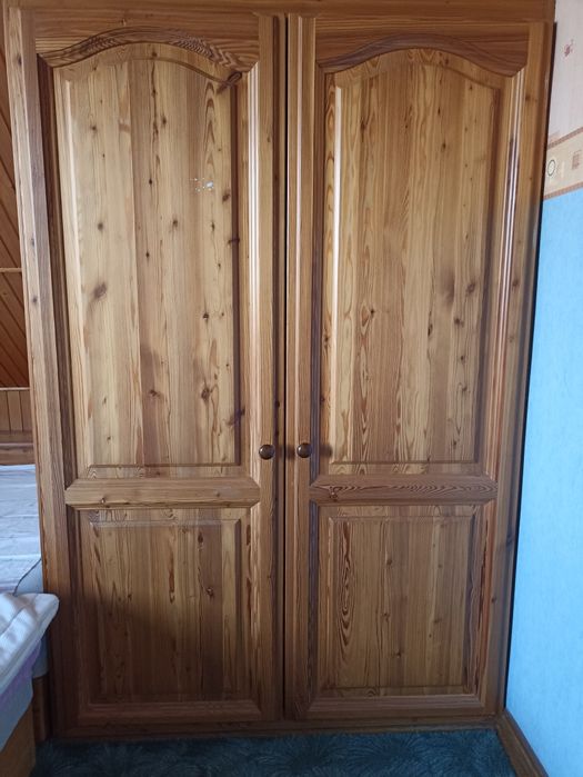 Drewniane sosnowe drzwi do szafy