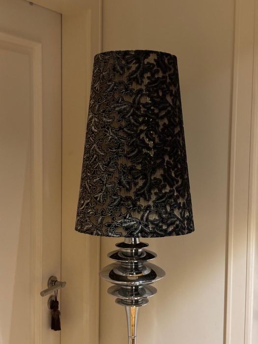 Candeeiro de pé com abajur