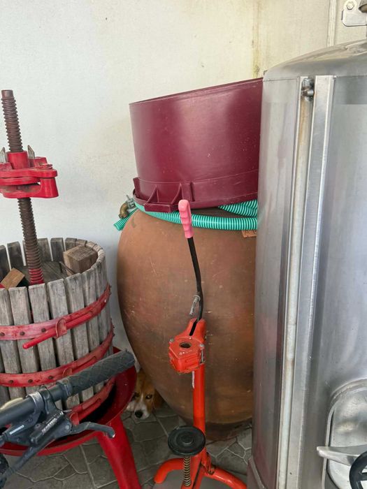 Artigos para  vinho: cubas, talha, prensa, filtro e bomba de transfega