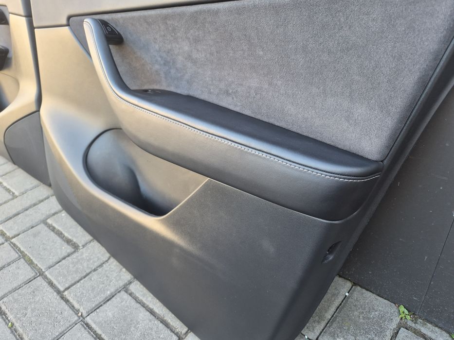 Tesla Model Y дверні карти в ідеальному стані