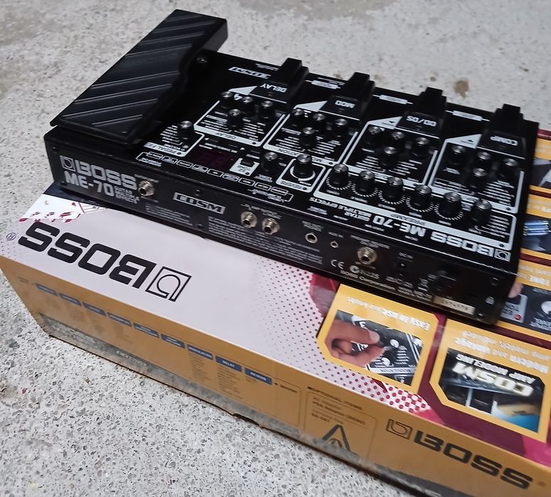 Pedaleira de efeitos Boss ME70