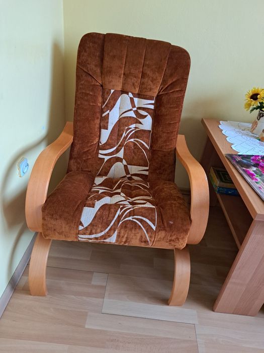 Brązowy fotel w dobrym stanie