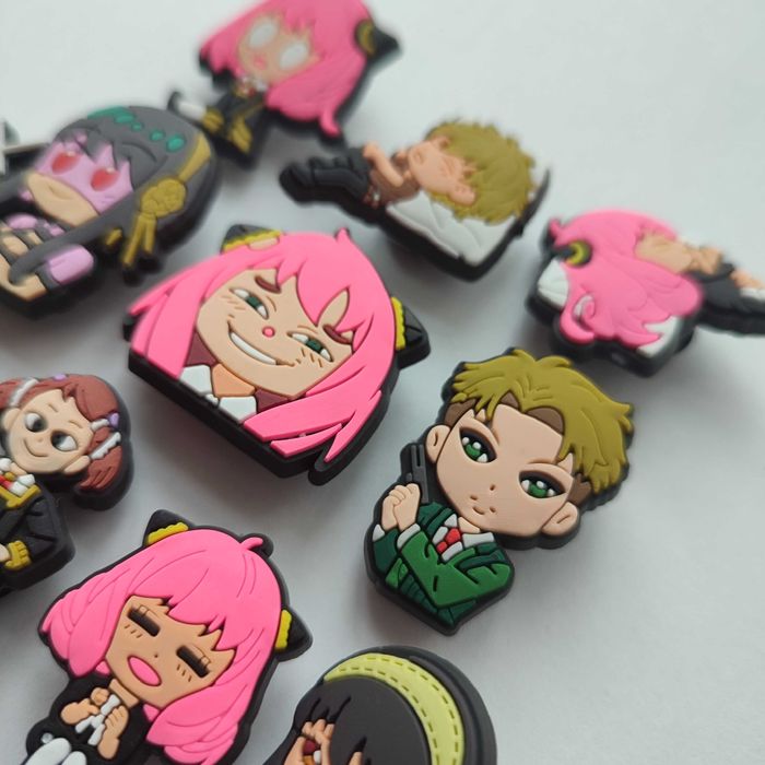 Przypinki do crocs buty klapki Anime Spy x Family prezent różowe włosy