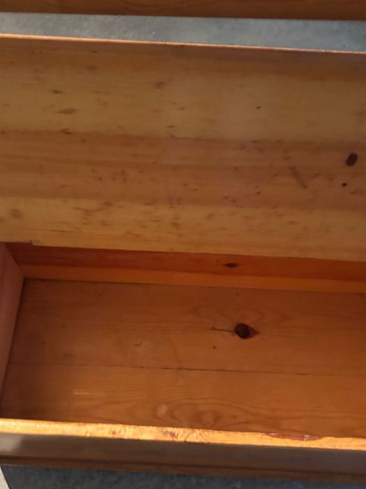 Banco de madeira com baú