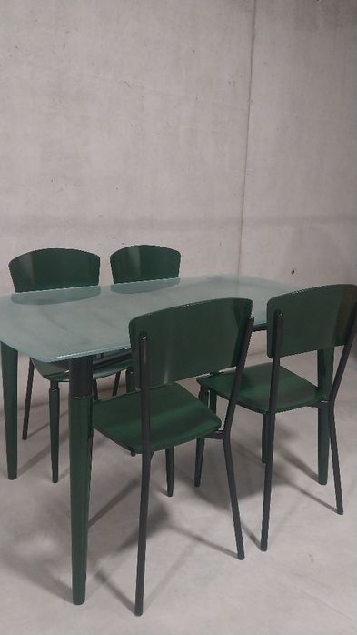 Mesa com tampo vidro fosco e 4 cadeiras!