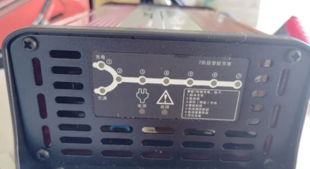Carregador de bateria inteligente C405, saída de 24 V e 5 A.