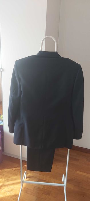 Fato clássico azul liso com golas de trespasse