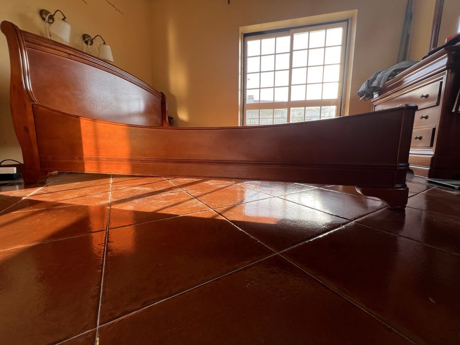 Estrutura de cama em cerejeira maciça, modelo Luis Filipe