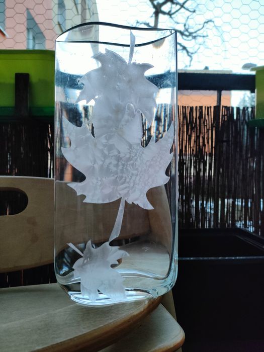 Wazon szkło z worem liści