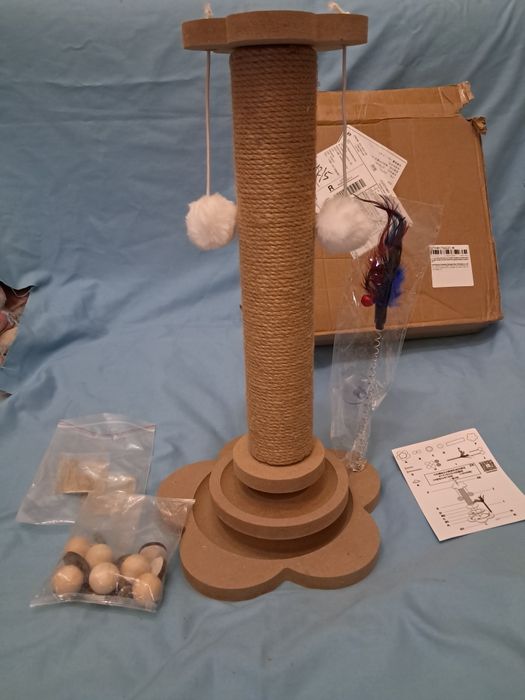 Когтеточка с игрушками для кота