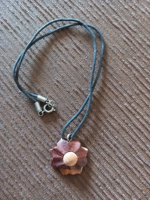 Fio com flor de madeira